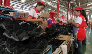 Pekerja Pabrik Sepatu Bata