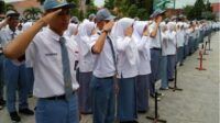 Siswa SMA Berbaris