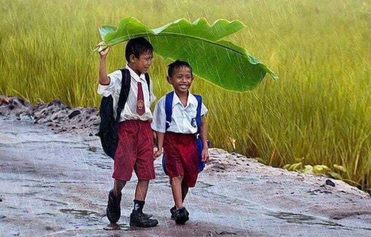 Anak SD Kehujanan Hujan