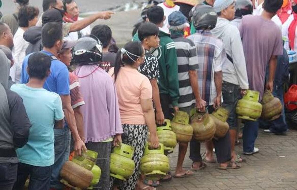 Antri beli gas LPG