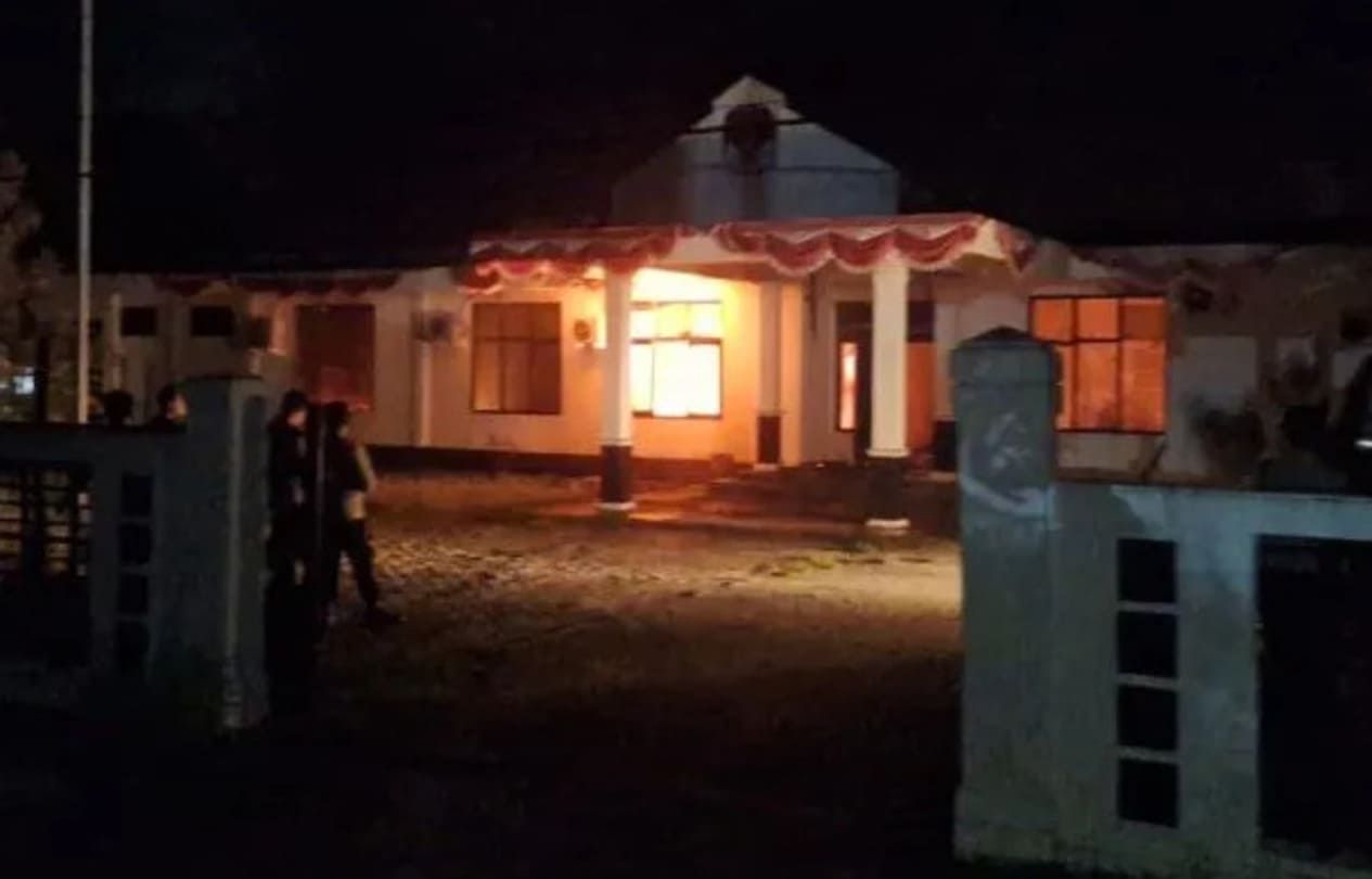 Kantor KPU Buru dibakar