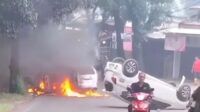 Mobil polisi dibakar
