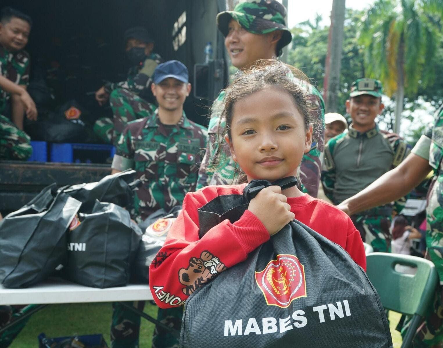 HUT TNI Bagikan Sembako
