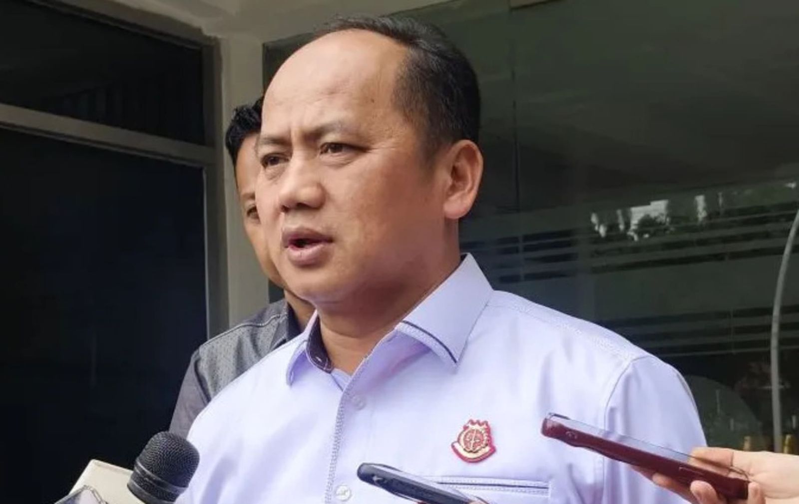 Kepala Pusat Penerangan Hukum (Kapuspenkum) Kejagung Anang Supriatna berbicara dengan awak media di Gedung Kejaksaan Agung,