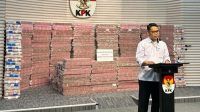 Asep Guntur Rahayu uang korupsi Taspen Asep Guntur Rahayu memberikan keterangan saat memperlihatkan uang rampasan kasus investasi fiktif di Gedung Merah Putih KPK
