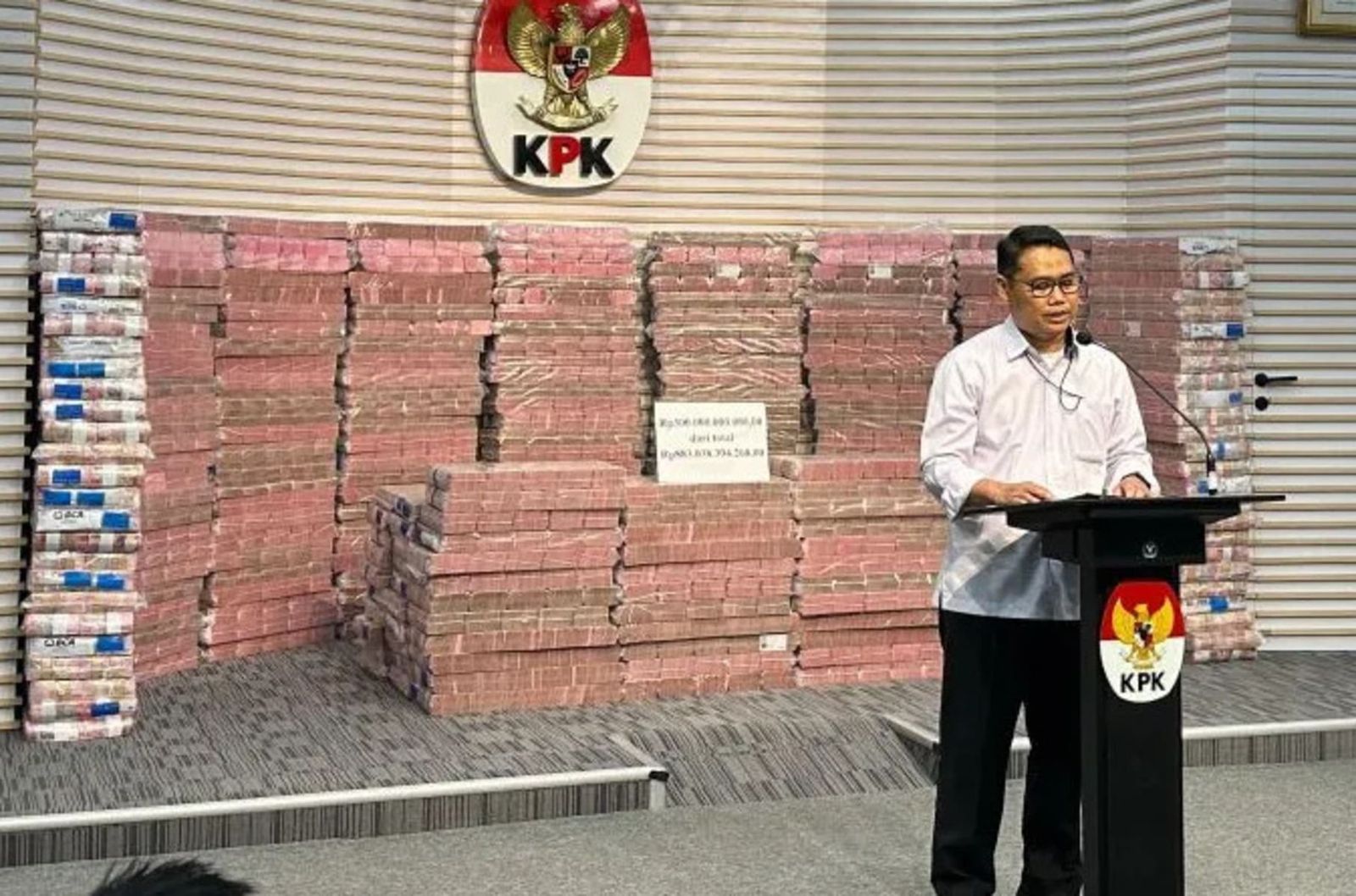 Asep Guntur Rahayu memberikan keterangan saat memperlihatkan uang rampasan kasus investasi fiktif di Gedung Merah Putih KPK