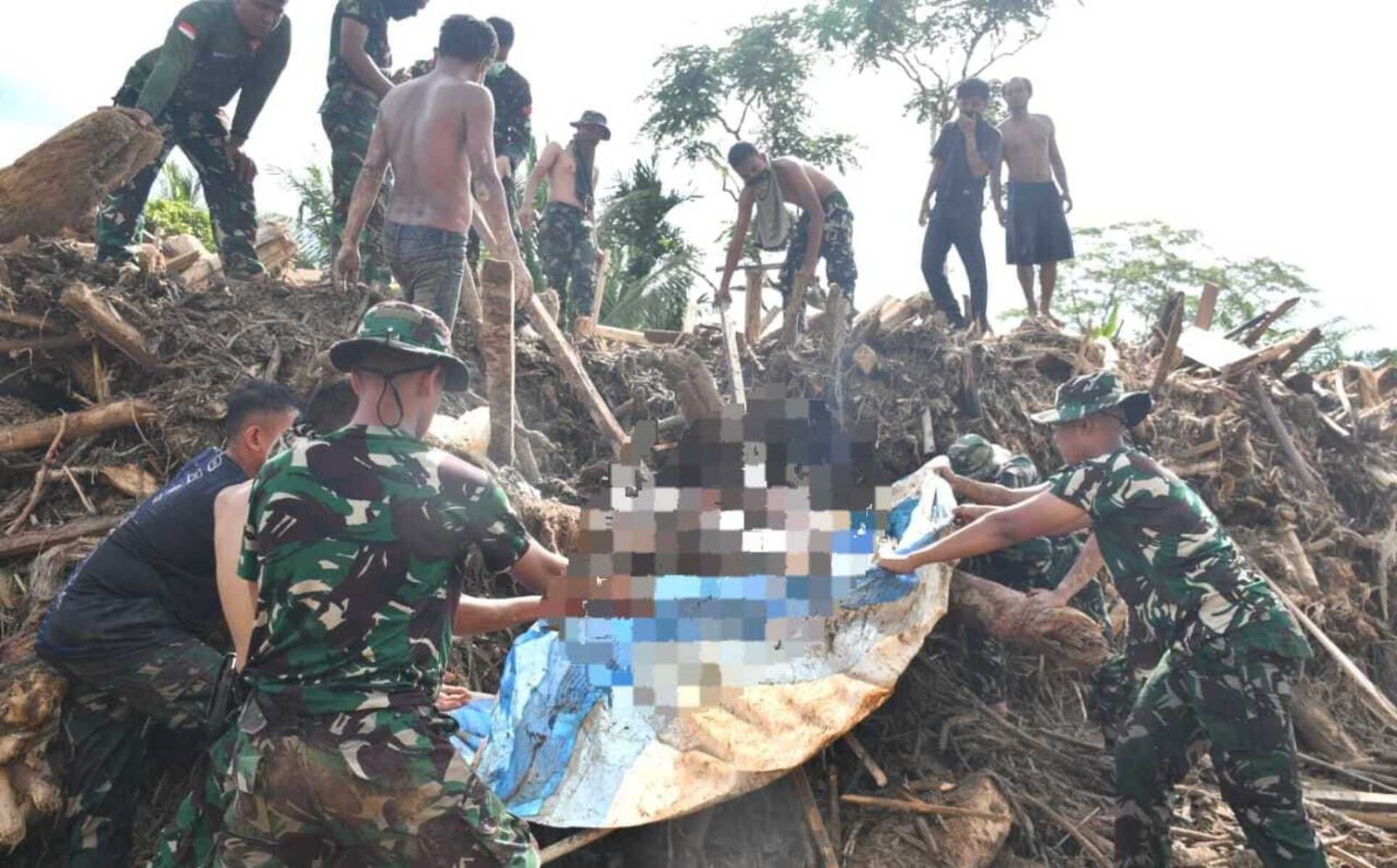 Evakuasi korban banjir Desa Aek Nadol Batang Toru Tapanuli Selatan