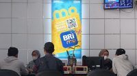 Petugas Bank BRI memberikan informasi KUR