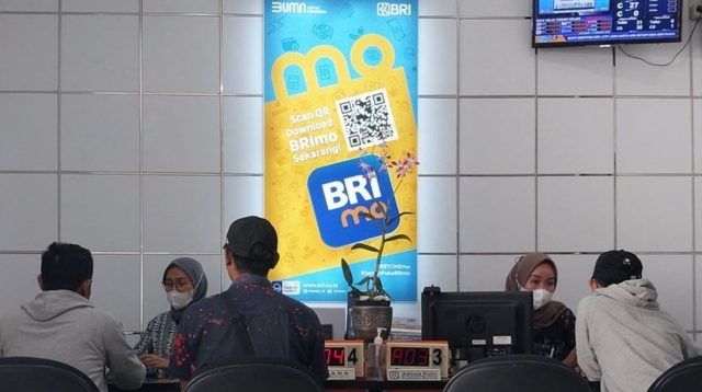Petugas Bank BRI memberikan informasi KUR