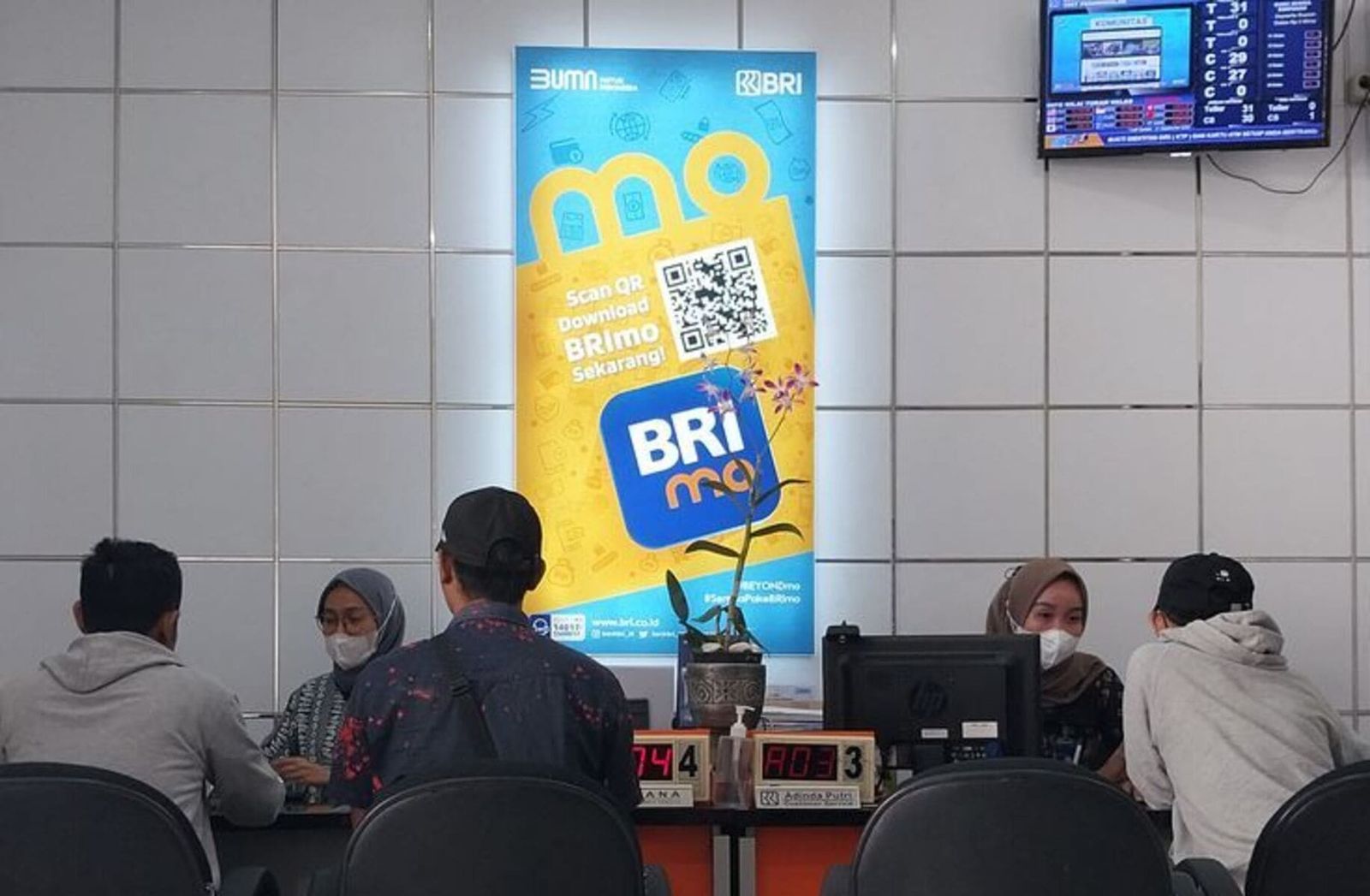 Petugas Bank BRI memberikan informasi KUR