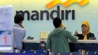 Petugas Bank Mandiri