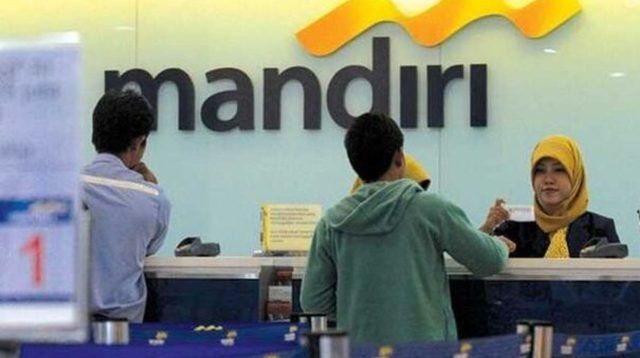 Petugas Bank Mandiri