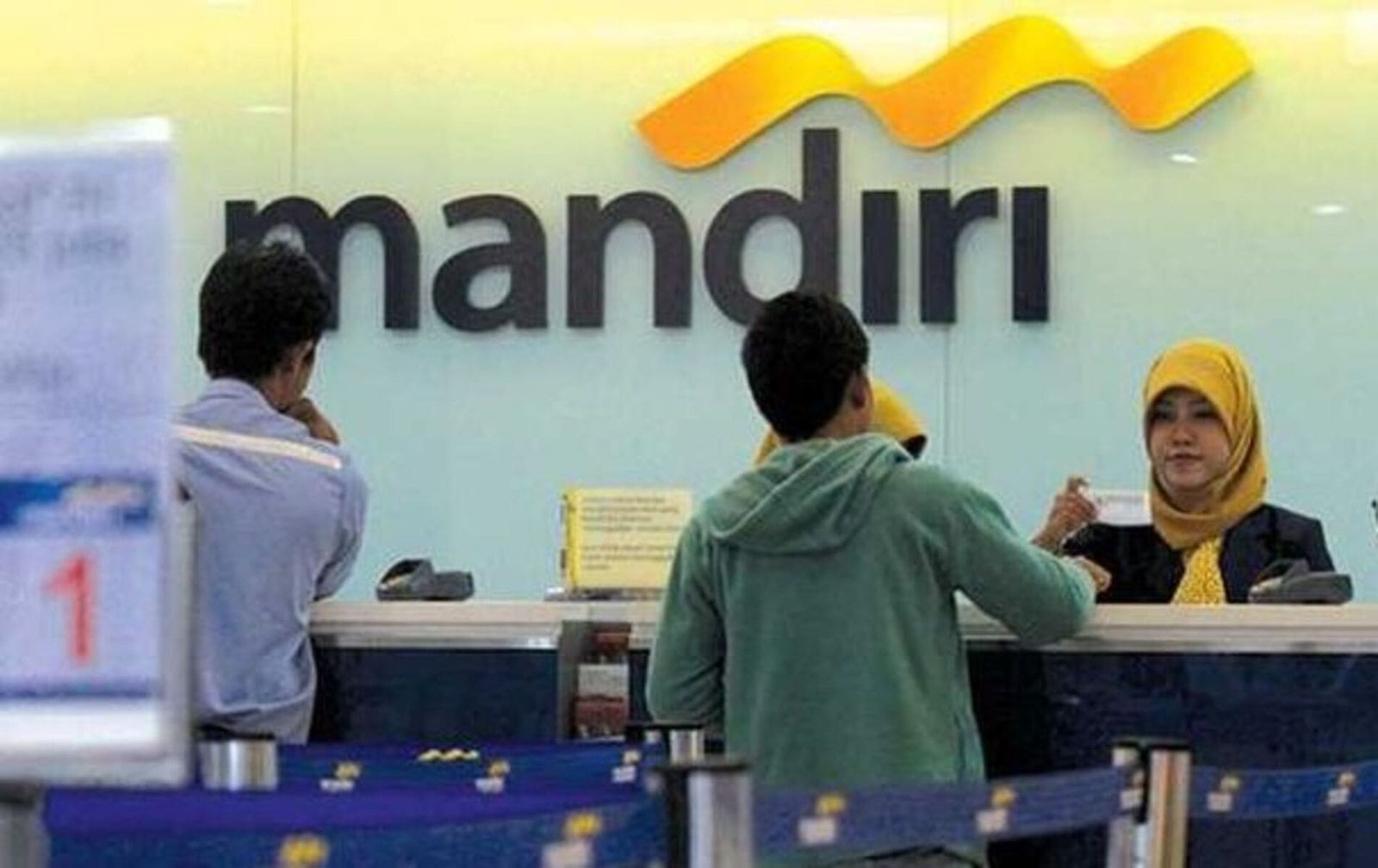 Petugas Bank Mandiri