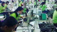 Buruh jahit tekstil wanita