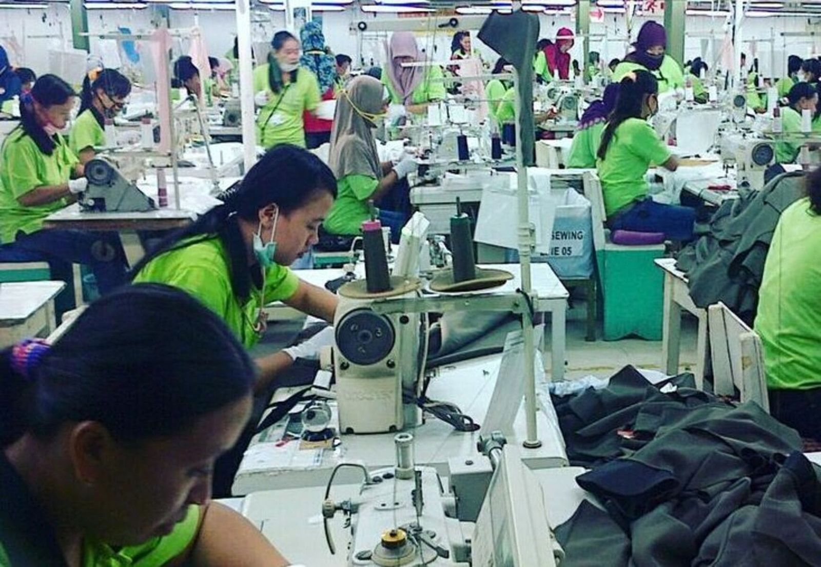 Buruh jahit tekstil wanita