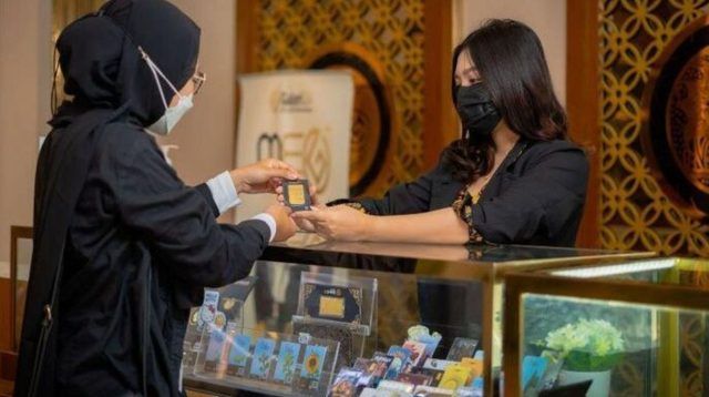 Seorang Pegawai Pegadaian Menawarkan Emas