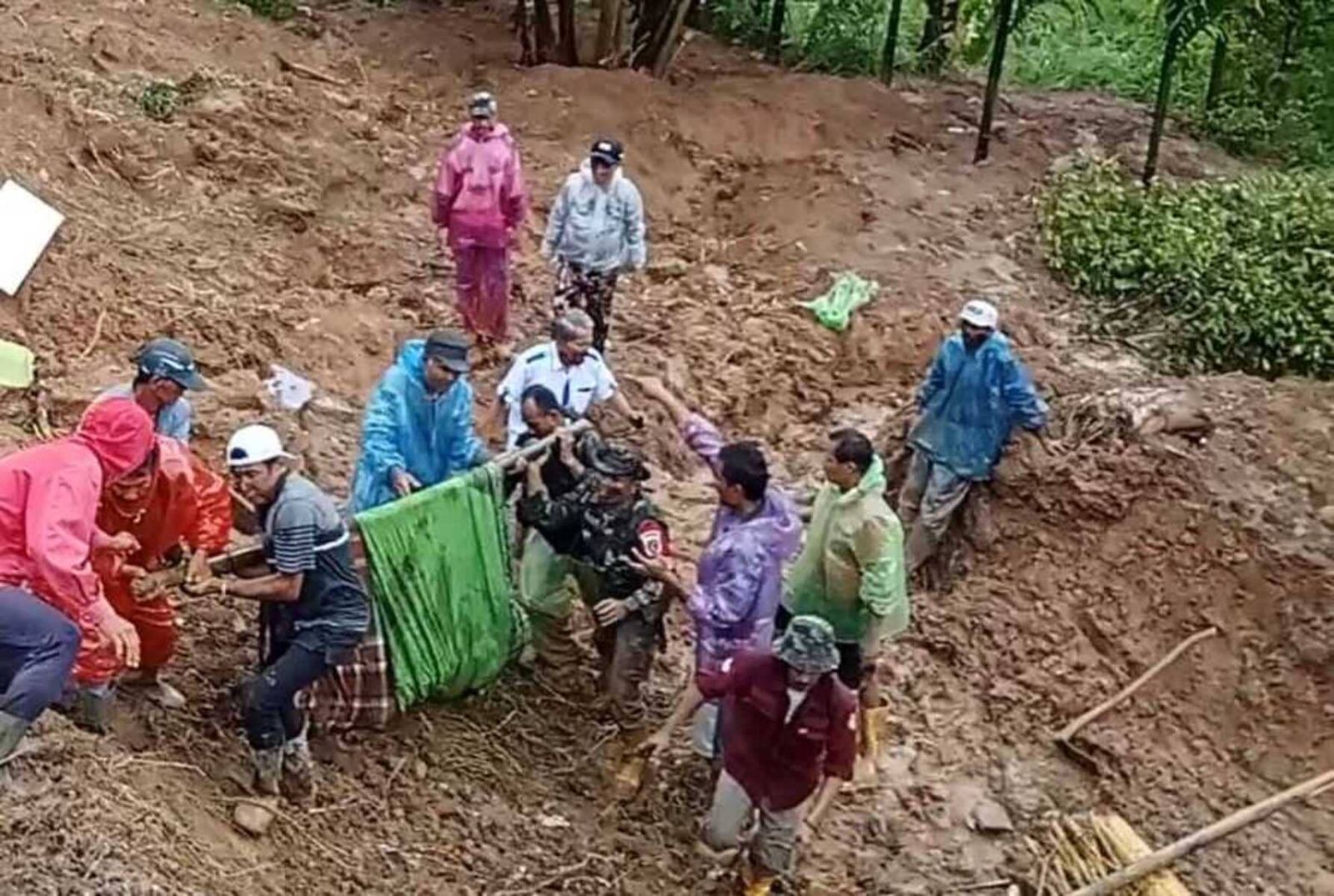 Evakuasi korban longsor padang