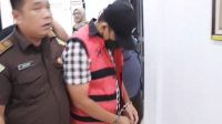 Kejaksaan Negeri (Kejari) Medan menahan Kepala Dinas (Kadis) Perhubungan Kota Medan, Erwin Saleh alias ES, Selasa (25/11) di Kantor Kejari Medan, Kota Medan.