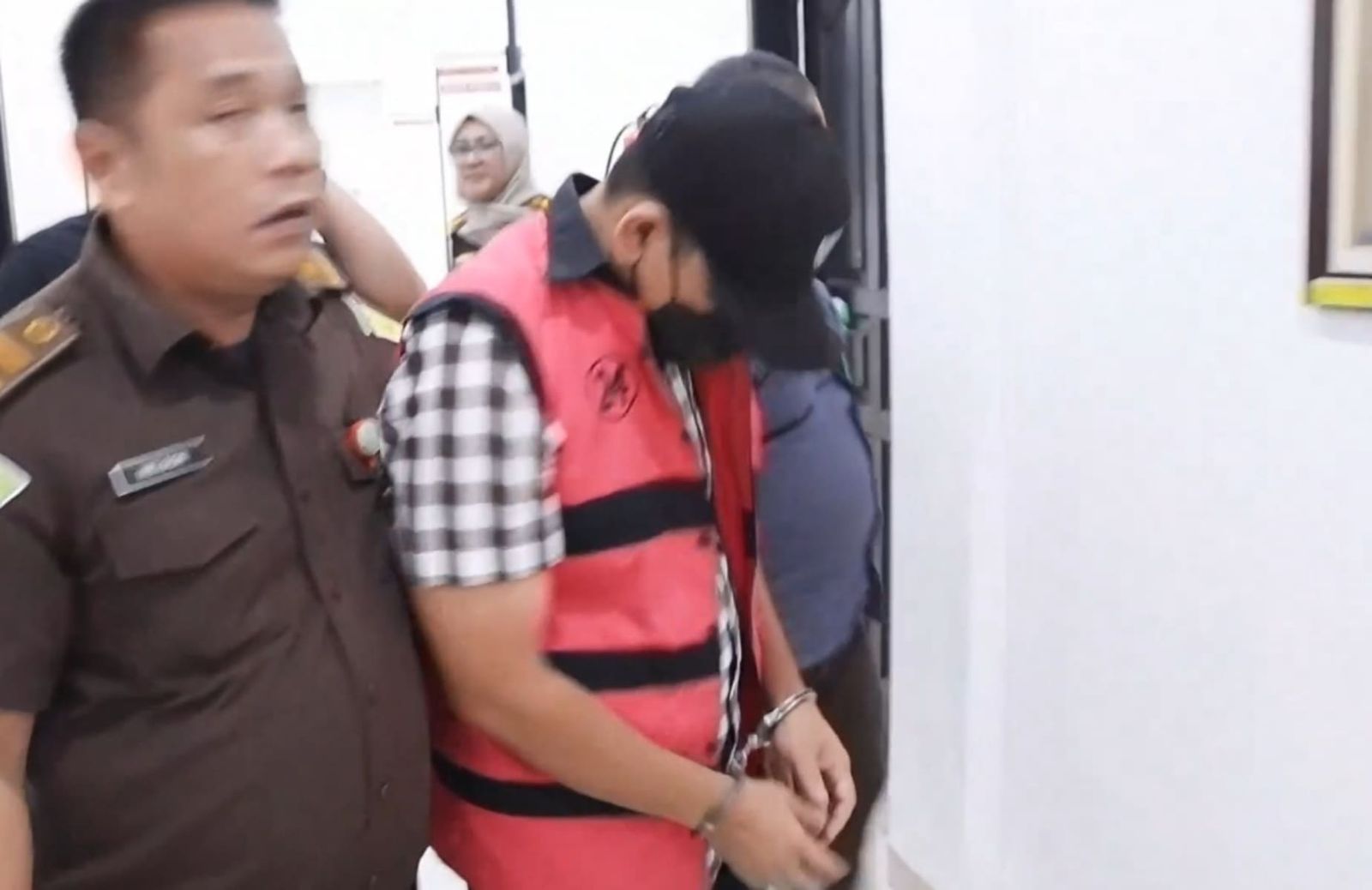 Kadishub kota nedan Kejaksaan Negeri (Kejari) Medan menahan Kepala Dinas (Kadis) Perhubungan Kota Medan, Erwin Saleh alias ES, Selasa (25/11) di Kantor Kejari Medan, Kota Medan.