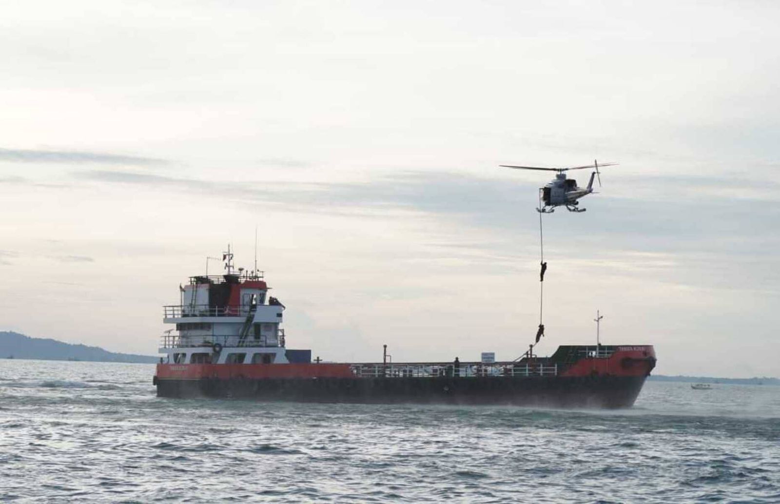 TNI kembali menunjukkan soliditas dan ketajaman operasi terpadu melalui **Latihan Integrasi TNI 2025** yang digelar di perairan Belinyu, Bangka Belitung (Babel), Rabu (19/11/2025).