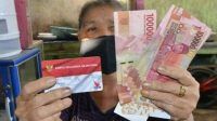 Seorang ibu penerima bansos