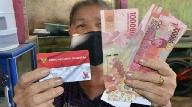 Seorang ibu penerima bansos