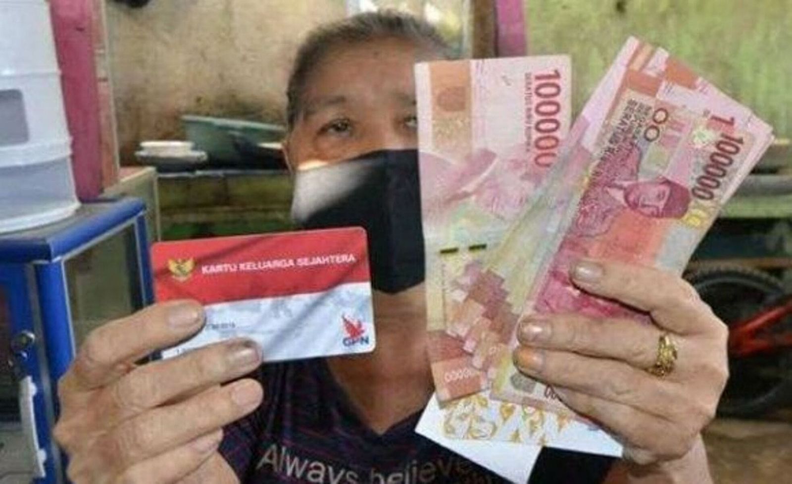 Penerima Bansos Seorang ibu penerima bansos