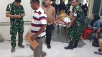 Petugas gabungan TNI, Polri, dan Basarnas melakukan pencarian prajurit yang hilang di lokasi longsor Silaiang Bawah, Padang Panjang.