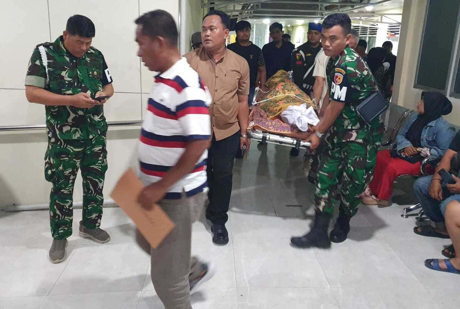 Prajurit TNI gugur sialang bawah padang Petugas gabungan TNI, Polri, dan Basarnas melakukan pencarian prajurit yang hilang di lokasi longsor Silaiang Bawah, Padang Panjang.