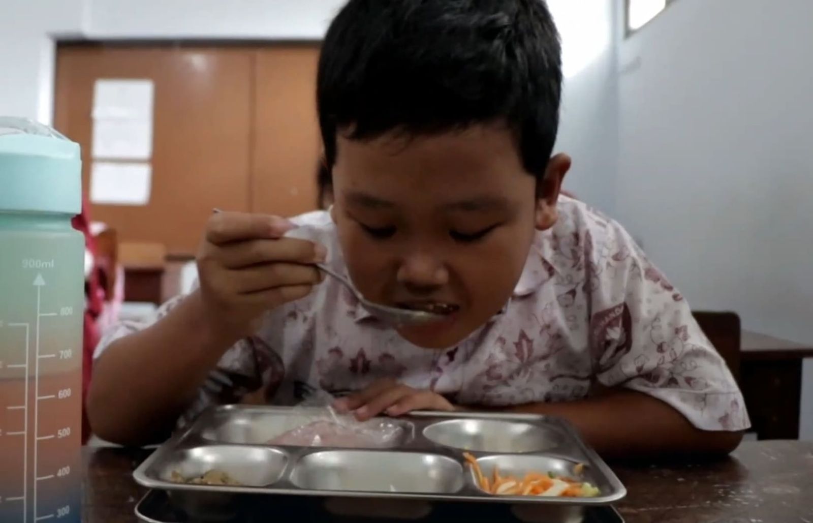 Seorang Anak Menikmati MBG Seorang Anak Menikmati Makanan MBG