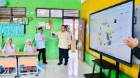 Smartboard Prabowo Presiden Prabowo Kunjungi Sekolah Dasar di Bogor Guna Tinjau Penggunaan Smartboard