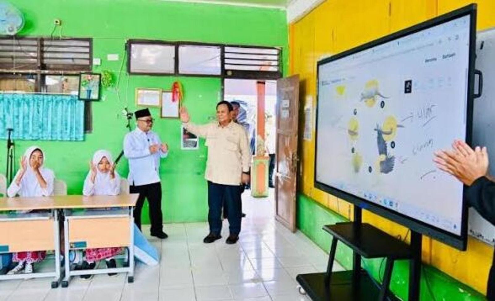 Presiden Prabowo Kunjungi Sekolah Dasar di Bogor Guna Tinjau Penggunaan Smartboard