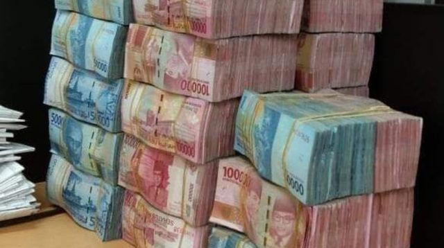 Tumpukan Uang Rupiah Indonesia