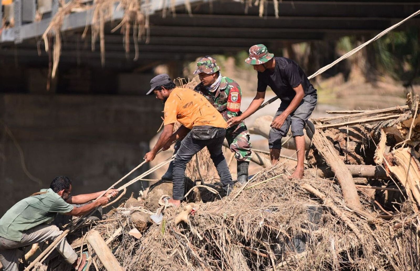Evakuasi korban banjir Aceh