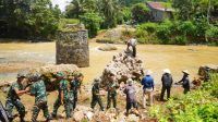 Prajurit TNI Bangun Jembatan Gantung