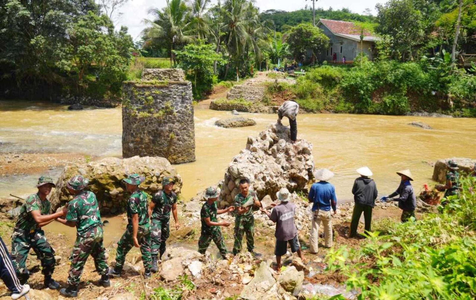Jembatan Gantung Desa Sinarsari Sukabumi Prajurit TNI Bangun Jembatan Gantung