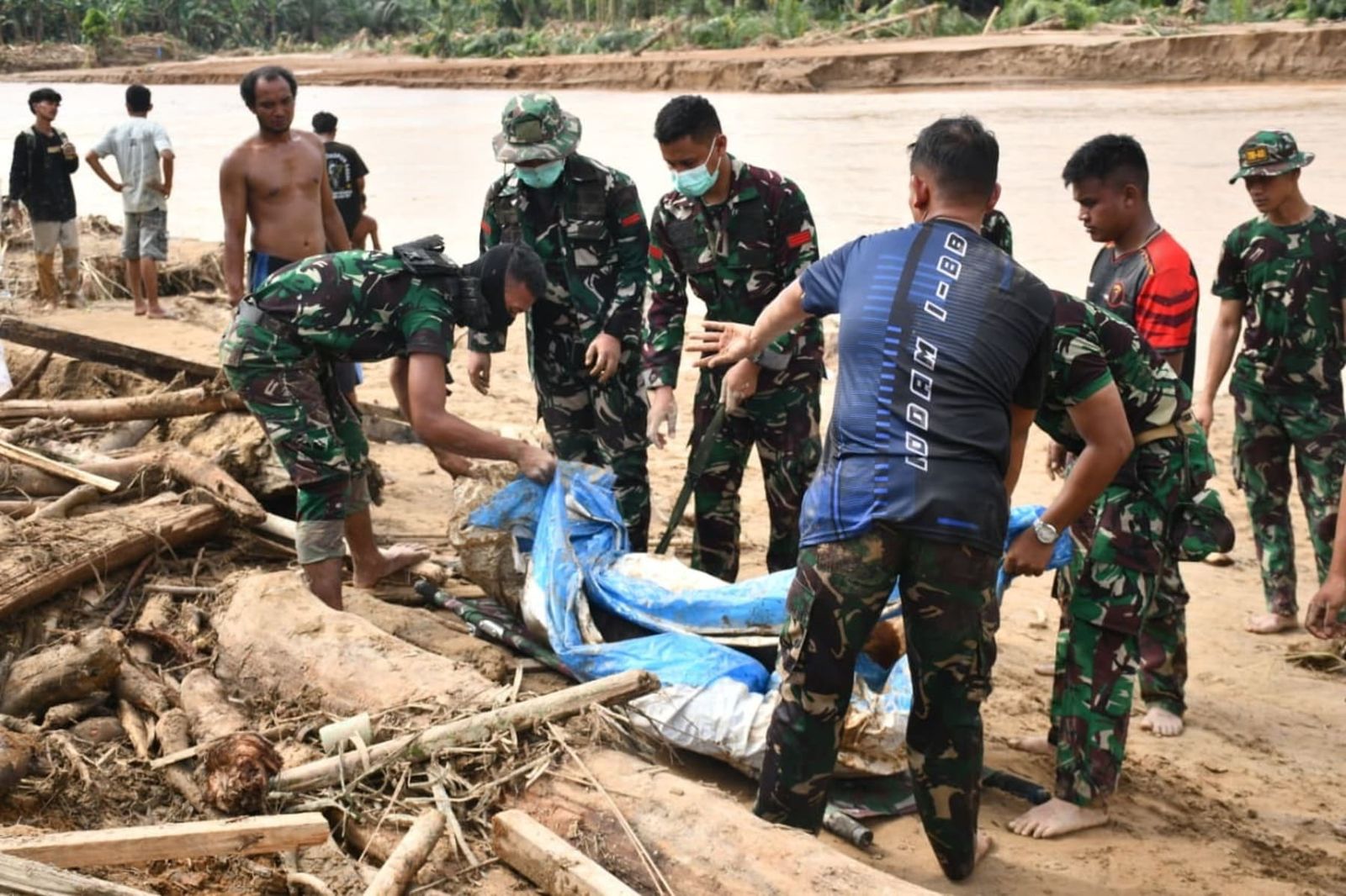 Korban banjir tapsel dievakuasi