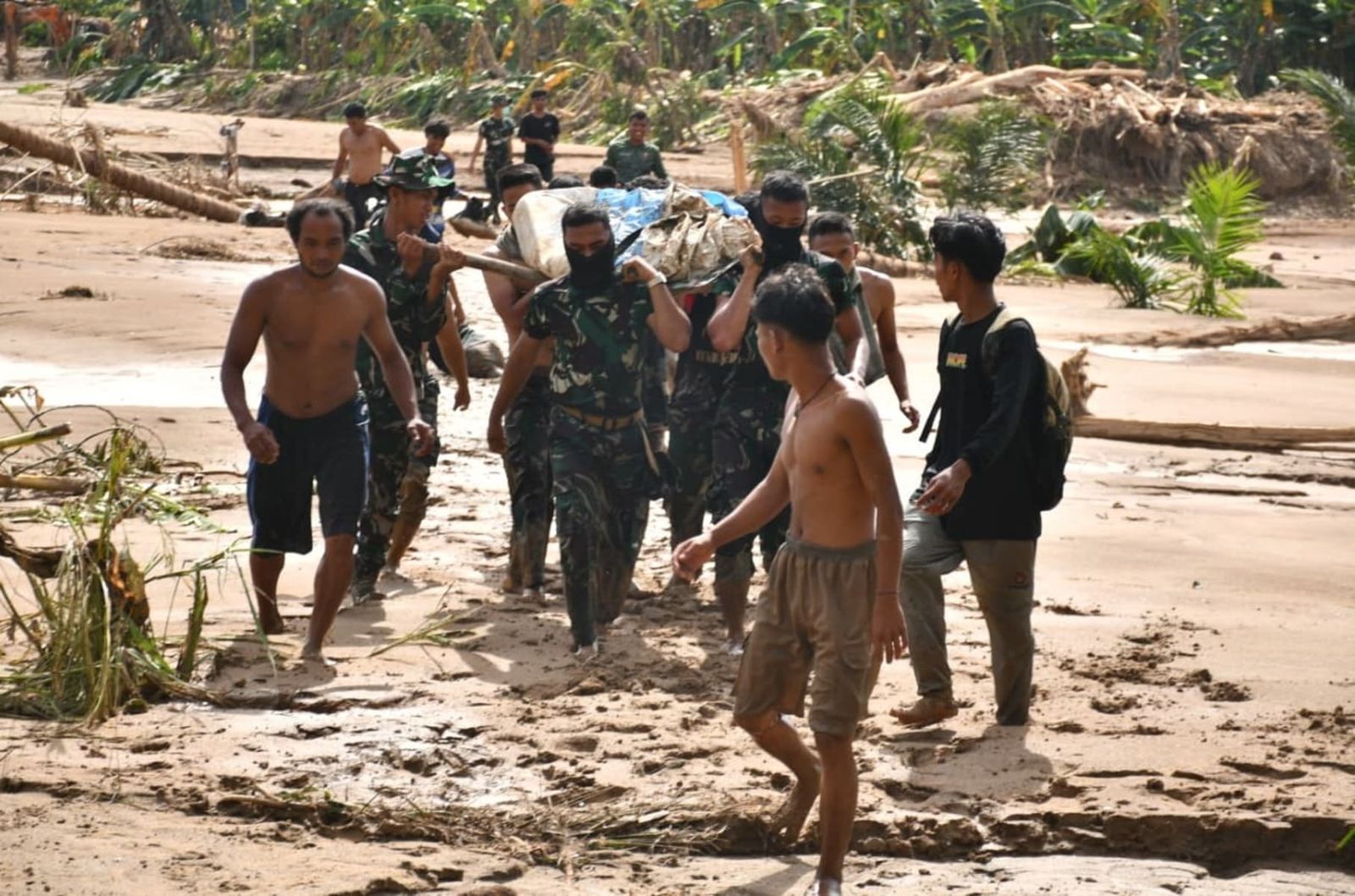Evakuasi korban banjir tapsel Tapanuli Selatan