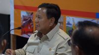 Presiden Prabowo Subianto memimpin rapat koordinasi penanganan dampak banjir bandang dan longsor di Aceh, Sumatera Utara, dan Sumatera Barat di Posko Terpadu Lanud Sultan Iskandar Muda, Kabupaten Aceh Besar, Aceh, Minggu (7/12/2025).