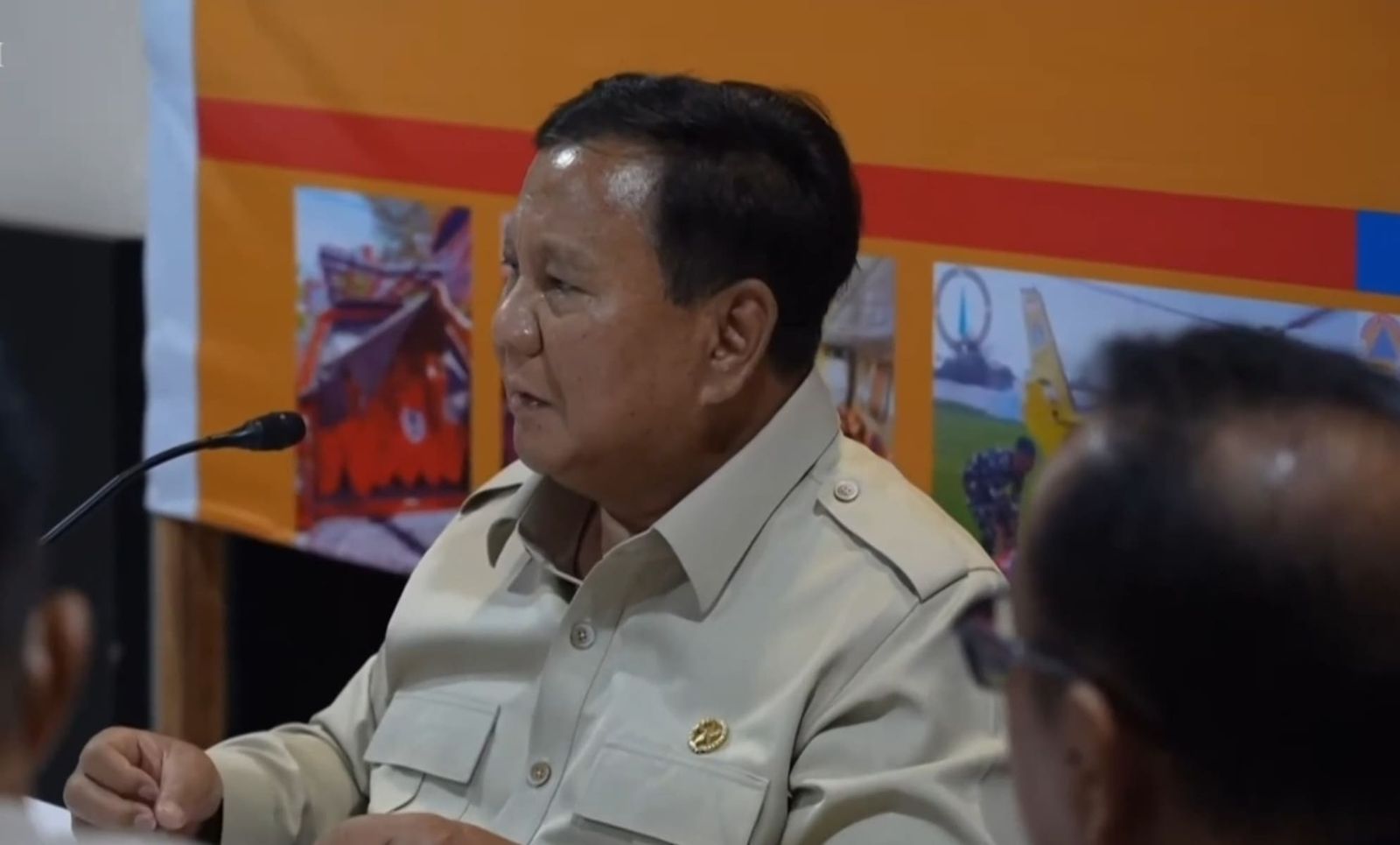 Presiden Prabowo Subianto memimpin rapat koordinasi penanganan dampak banjir bandang dan longsor di Aceh, Sumatera Utara, dan Sumatera Barat di Posko Terpadu Lanud Sultan Iskandar Muda, Kabupaten Aceh Besar, Aceh, Minggu (7/12/2025).