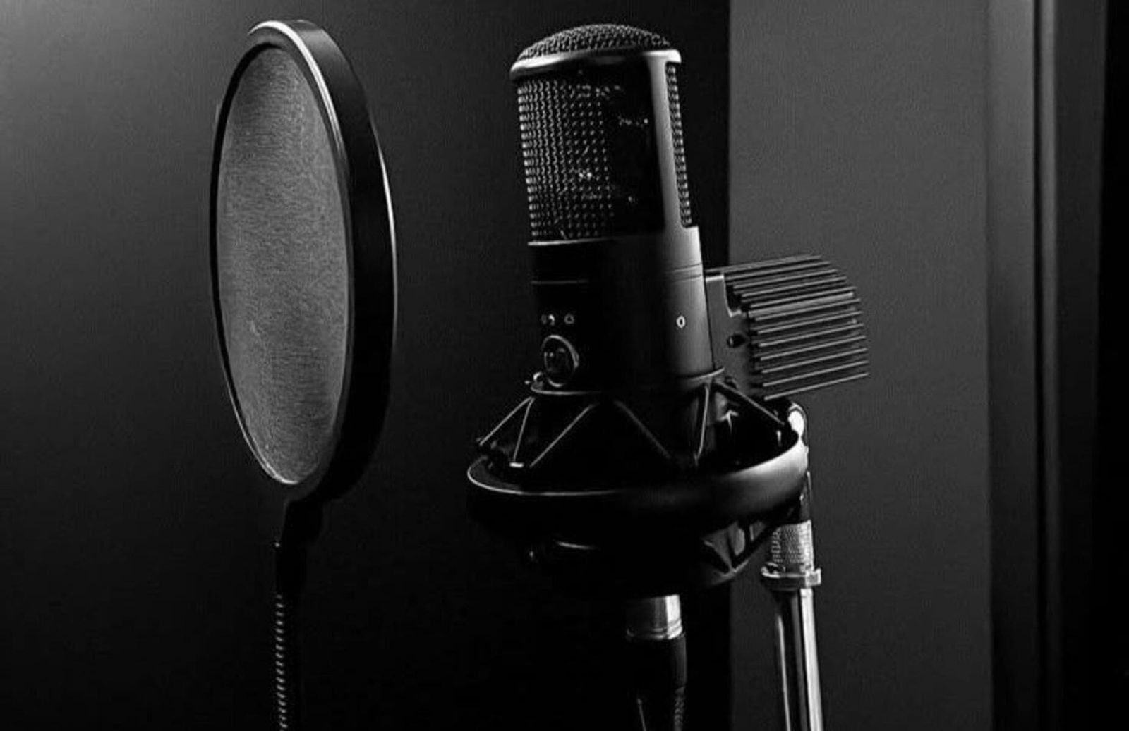 Mic menyanyi nyanyi lagu