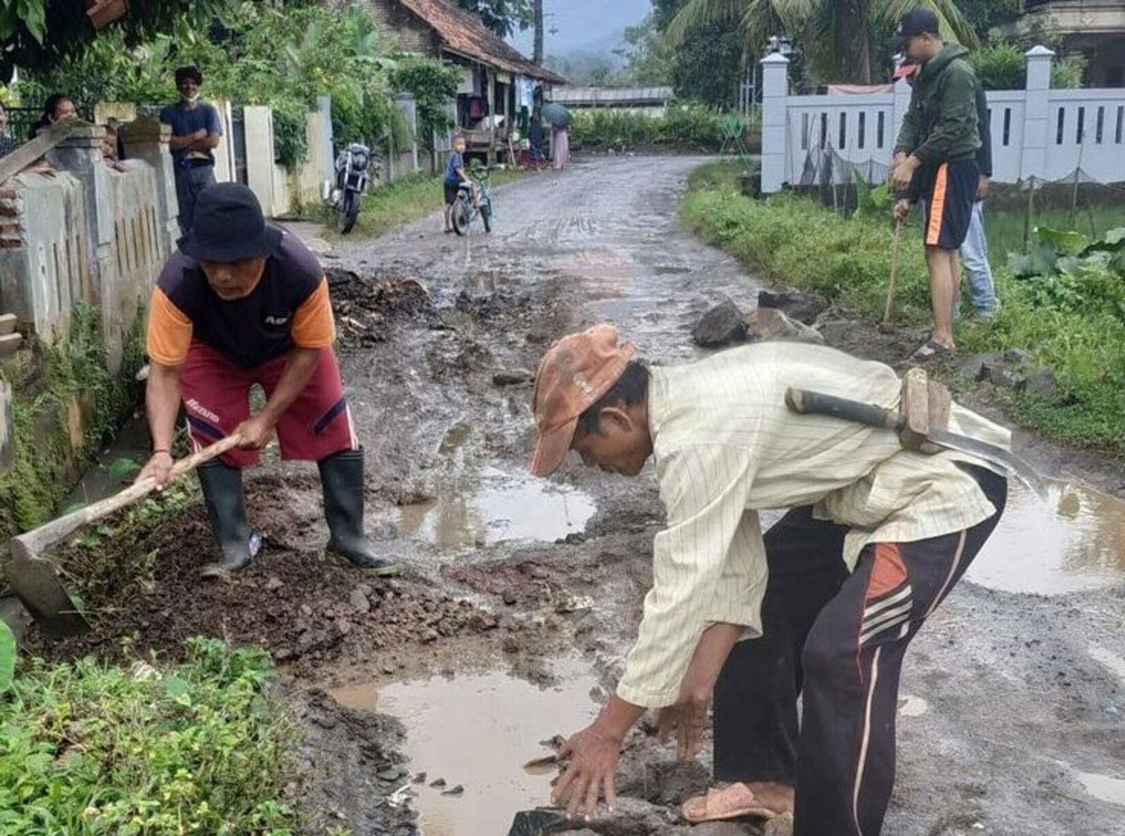 Jalan rusak becek Hujan