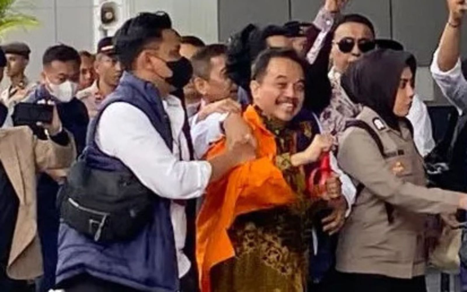 Roy Suryo tersangka