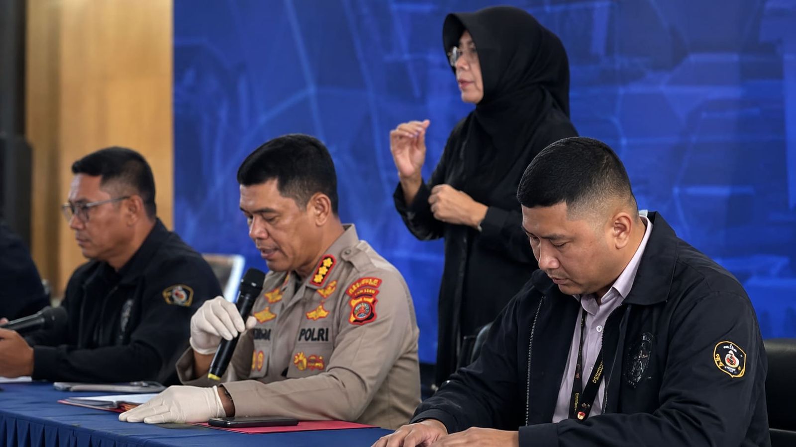 Humas polda jabar Hendra Rochmawan
